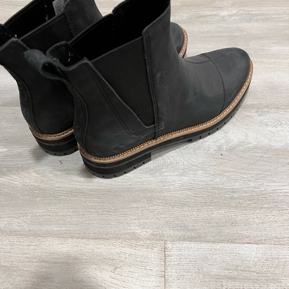 Toms Black Chelsea Lug Sole Boots with Tan Trim - Picture 3 of 5